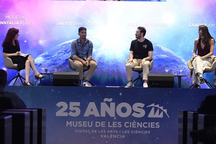 La conferencia científica de Sandra Ortonobes, José Luis Crespo y Javier Santaolalla llena el Museu de les Ciències de València