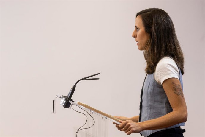 A porta-voz do Podemos no Congresso, Ione Belarra, durante uma coletiva de imprensa antes da Reunião de Porta-vozes, no Congresso dos Deputados, em 1º de outubro de 2025, em Madri (Espanha).