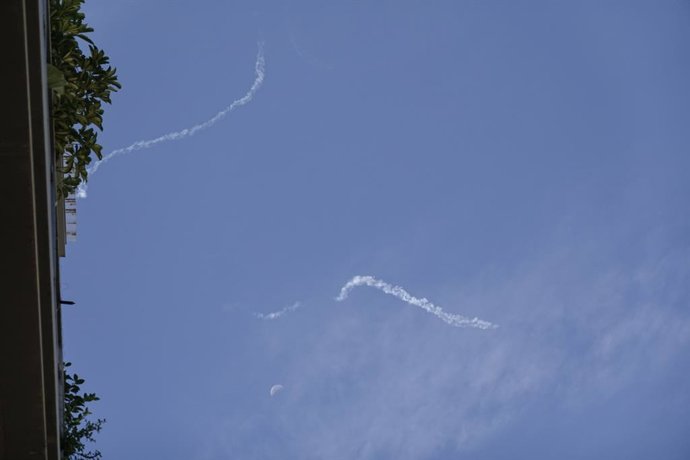 Archivo - Arquivo - 7 de outubro de 2023, Jerusalém, Israel: O rastro de um míssil interceptador Iron Dome é visto no céu acima de Jerusalém. As forças armadas de Israel anunciaram um "estado de alerta de guerra" após o disparo maciço de foguetes da Faixa