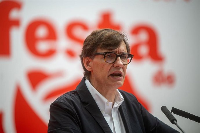 El presidente de la Generalitat de Cataluña, Salvador Illa, interviene durante la Fiesta de la Rosa del PSC, a 21 de septiembre de 2025, en Gavà, Barcelona, Cataluña (España)
