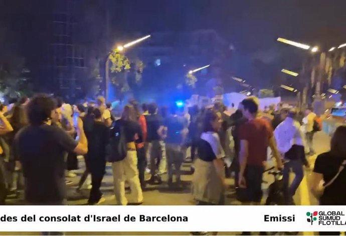 Captura de pantalla de la retransmissió de la Flotilla sobre la concentració davant l'ambaixada d'Israel a Barcelona aquest dimecres