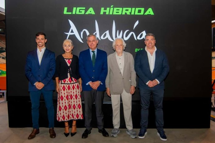 La consejera de Cultura y Deporte de la Junta de Andalucía, Patricia del Pozo, junto al alcalde de Sevilla, José Luis Sanz, en la presentación de la Liga Híbrida Andalucía.