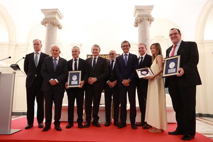 Foto familiar de la entrega de los Premios de Investigación, Innovación, Desarrollo y Empresa.