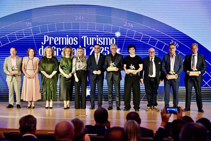 Foto familiar de la entrega de Premios Turismo 2025.