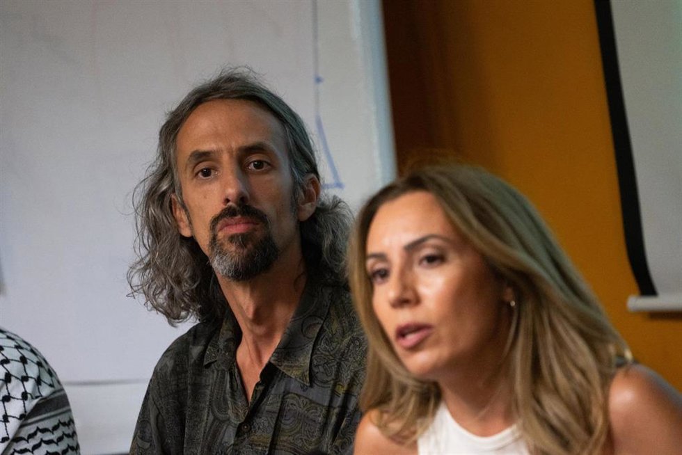 Archivo - Los activistas Juan Bordera, y Rosa de Falastin, durante una rueda de prensa, en el Jardí Botnic de la Universitat de Valncia, a 25 de agosto de 2025, en Valencia, Comunidad Valenciana (España).
