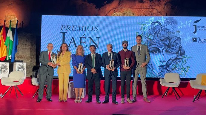 Foto familiar de la entrega de los Premios 'Jaén, paraíso interior' 2025.