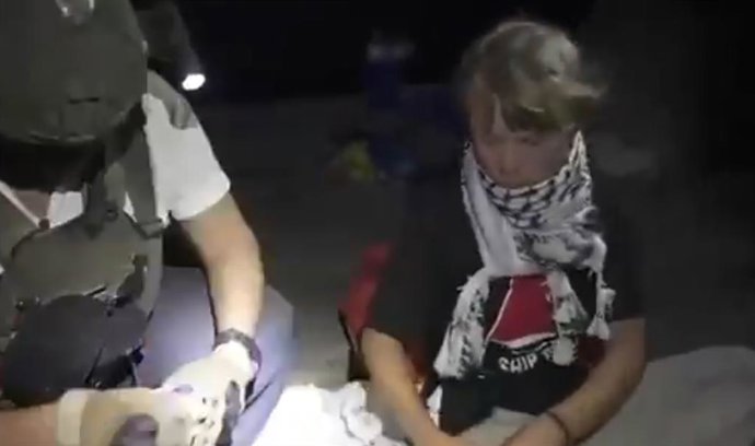 Un militar del Ejército de Israel registra las perteneciencias de la activista Greta Thunberg
