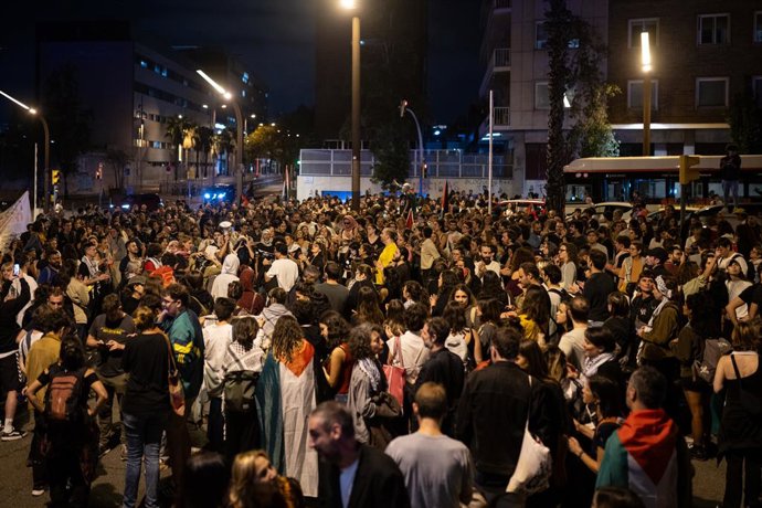 Diversos centenars de persones durant una concentració davant del Consolat d'Israel a Barcelona, a 1 d'octubre de 2025, a Barcelona, Catalunya (Espanya)