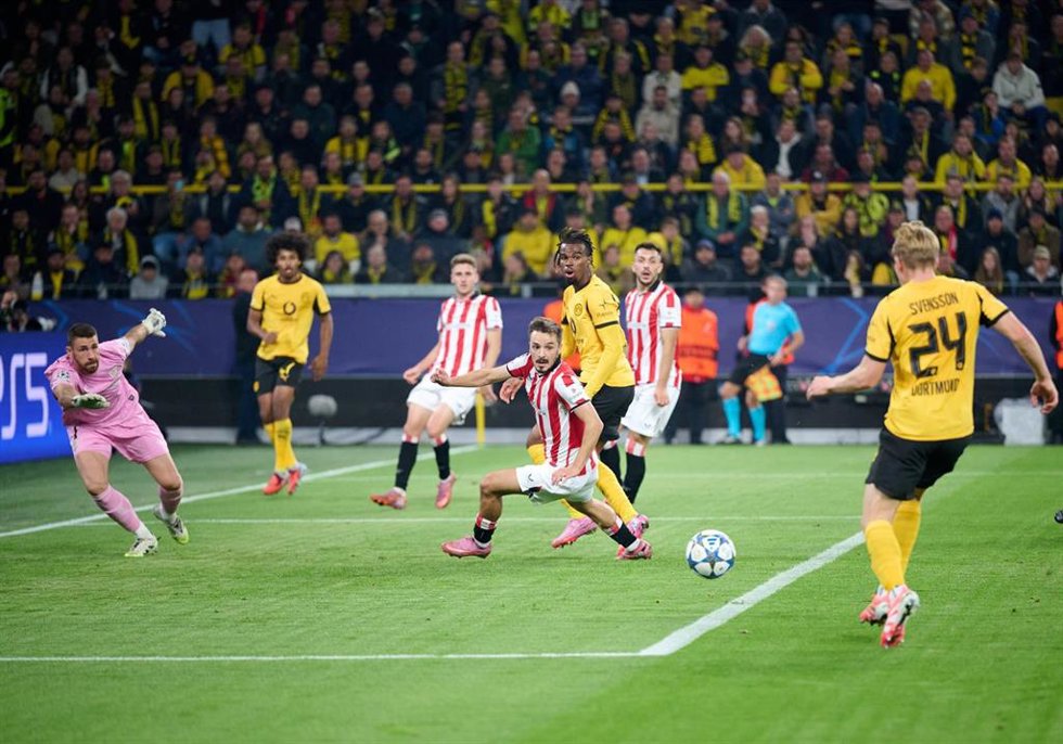 El jugador del Borussia Dortmund Daniel Svensson en la acción del primer gol del partido.