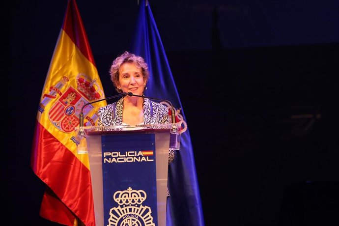 La secretaria de Estado de Seguridad, Aina Calvo, durante su discurso en el acto de entrega de los Premios Fundación Policía Española 2025, en el Teatro Afundación, en Vigo (Pontevedra), el 1 de octubre de 2025.