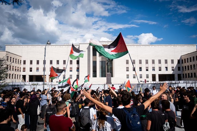 30 de setembro de 2025, Roma, Rm, Itália: Centenas de estudantes marcham pelas ruas da Universidade La Sapienza em solidariedade aos palestinos e à Global Sumud Flotilla. Os estudantes protestam contra a cumplicidade do governo italiano com Israel e chama