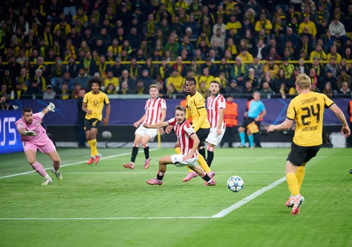 01 de outubro de 2025, Renânia do Norte-Vestfália, Dortmund: Daniel Svensson (R), do Borussia Dortmund, marca o primeiro gol de sua equipe durante a partida de futebol da Liga dos Campeões da UEFA entre o Borussia Dortmund e o Athletic Bilbao no Signal Id