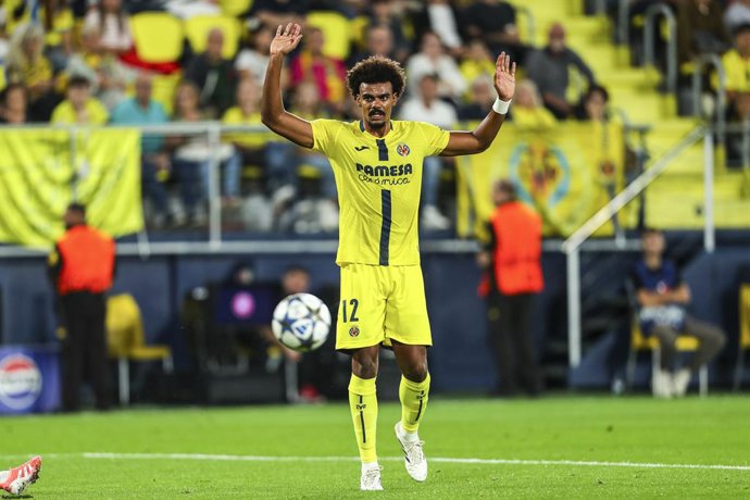 Renato Veiga, do Villarreal CF, gesticula durante a partida de futebol das semifinais da Liga dos Campeões da UEFA, disputada entre o Villarreal CF e a Juventus de Turim no Estádio Ceramica, em 1º de outubro de 2025, em Castellon, Espanha.