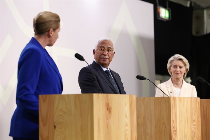 A primeira-ministra dinamarquesa Mette Frederiksen com o presidente do Conselho Europeu, António Costa, e a presidente da Comissão Europeia, Ursula von der Leyen.