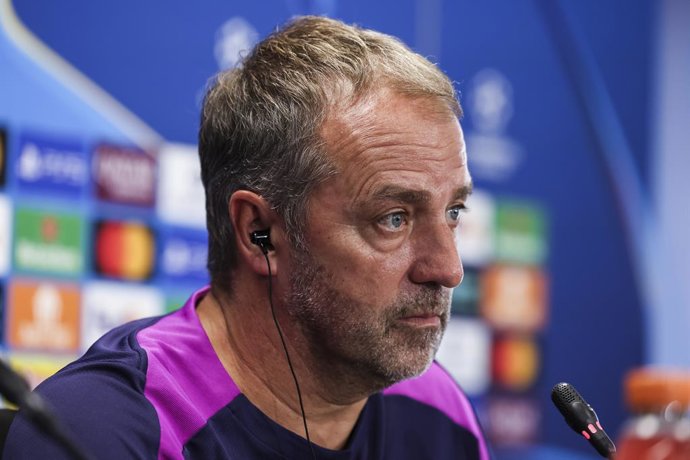 Hansi Flick, técnico do FC Barcelona, participa de sua coletiva de imprensa durante o dia de treinamento do FC Barcelona antes da partida de futebol da UEFA Champions League 2025/26 contra o Paris Saint-Germain na Ciudad Esportiva Joan Gamper em 30 de set