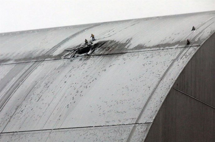 Archivo - Arquivo - 14 de fevereiro de 2025, região de Kiev, Ucrânia: As equipes de resgate trabalham no local onde um drone de ataque russo com uma ogiva explosiva atingiu o Novo Confinamento Seguro na Usina Nuclear de Chornobyl na noite de sexta-feira. 