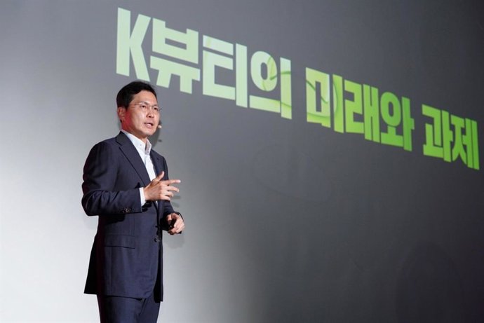 Kolmar Group Vice Chairman Sang-Hyun Yoon delivers remarks at “Amazon Beauty in Seoul,” held at the COEX Grand Ballroom on September 19.