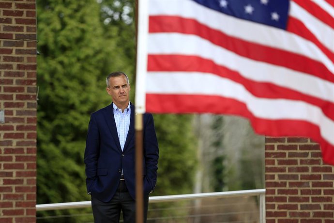 Archivo - 3 de janeiro de 2021, Sugar Hill, GA, EUA: SUGAR HILL, GA - 03 DE JANEIRO: Corey Lewandowski espera para ser apresentado durante a SAVE AMERICA TOUR no The Bowl at Sugar Hill em 3 de janeiro de 2021 em Sugar Hill, Geórgia. Lewandowski é um polít
