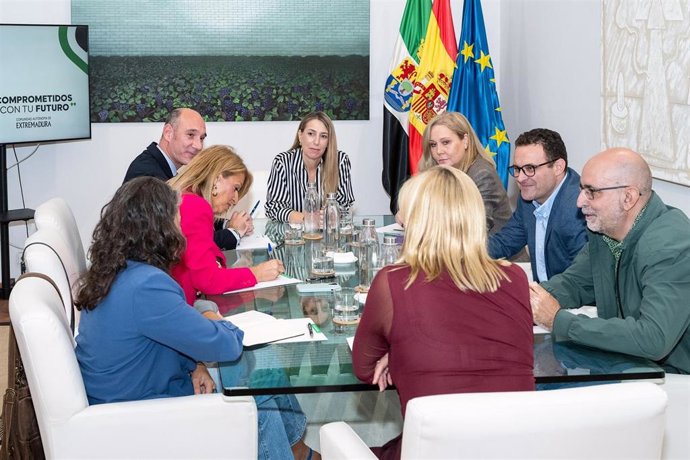 Imagen de archivo del encuentro del pasado 29 de septiembre entre la presidenta de la Junta, María Guardiola, y representantes del PSOE, de Unidas por Extremadura y del PP para abordar los PGEx 2026