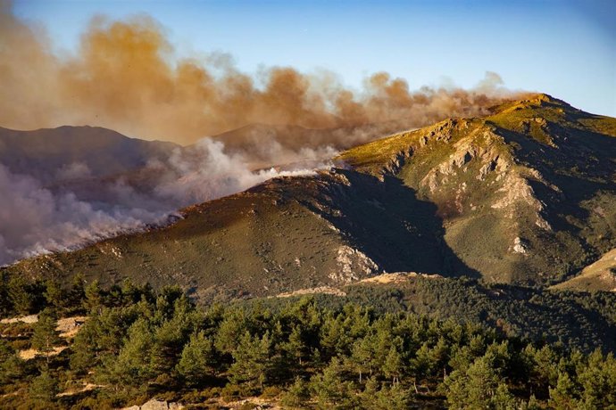 Vista del incendio del entorno del Pico del Lobo, desde el Puerto de la Quesera, a 26 de septiembre de 2025, en Segovia, Castilla y León (España). El incendio declarado el pasado domingo a causa de un rayo, en un paraje del Pico del Lobo, en la pedanía gu