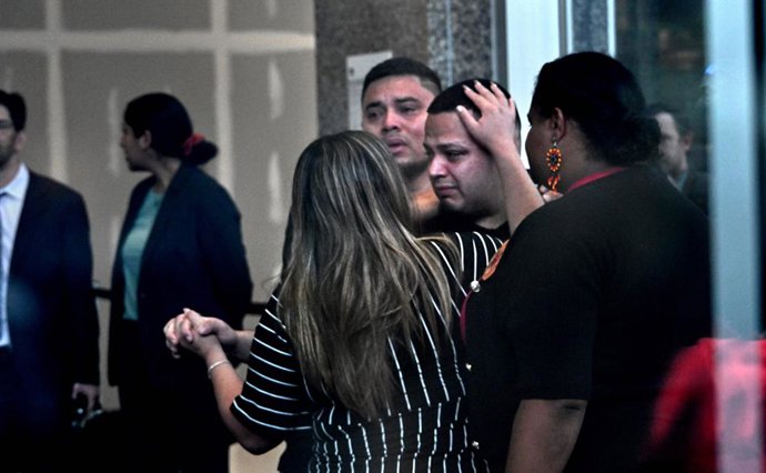 Archivo - August 25, 2025, Baltimore, Md, USA: After attending a prayer vigil, Kilmar Abrego Garcia and his wife Jennifer Vasquez Sura enter a field office for U.S. Immigration and Customs Enforcement (ICE) where he was again detained in Baltimore MD on A