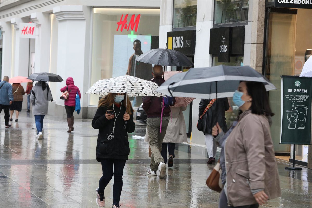 La lluvia activa hoy los avisos en Barcelona y Tarragona, mientras las temperaturas suben en el interior del país