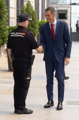 Um agente da Polícia Nacional cumprimenta o Presidente do Governo, Pedro Sánchez, em sua chegada a uma sessão de controle no Congresso dos Deputados, em 17 de setembro de 2025, em Madri (Espanha). O Presidente do Governo, Pedro Sánchez, responde hoje ao