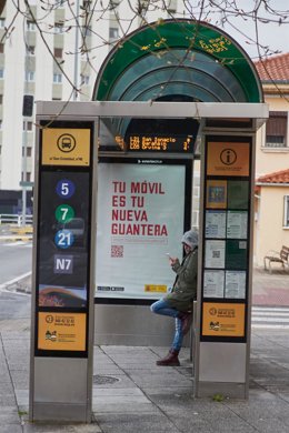 Archivo - Marquesina del servicio público de transportes de pamplona (Villavesa).