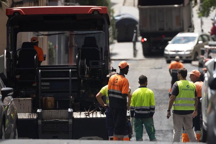 Archivo - Varias personas trabajando.