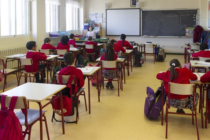 Archivo - Colegio, escuela, aula, primaria, clase, niño, niña, niños, estudiando, estudiar, escribir, escribiendo, deberes, profesor, profesora, profesores