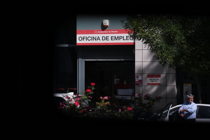 Archivo - Fachada de una oficina del SEPE, a 3 de octubre de 2023, en Madrid (España).  