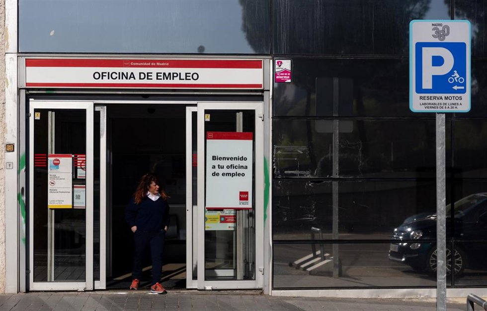 Archivo - Una mujer sale de una oficina del SEPE, a 1 de abril de 2025, en Madrid (España).