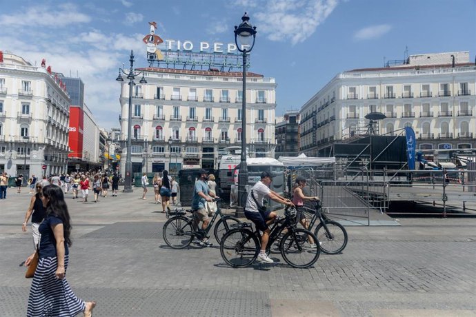 Archivo - Turistas, a 1 de julio de 2025, en Madrid (España). 