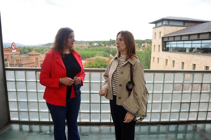 La portavoz de Vox en el Ayuntamiento de Teruel, Elena Fernández;  junto a la concejal Verónica Luz