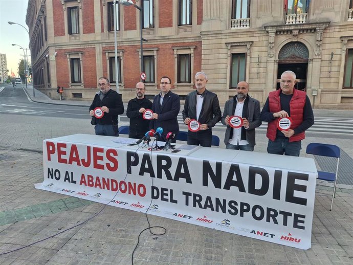 Rueda de prensa de ANET, Hiru y Tradisna en protesta por la situación del sector del transporte por carretera en Navarra.
