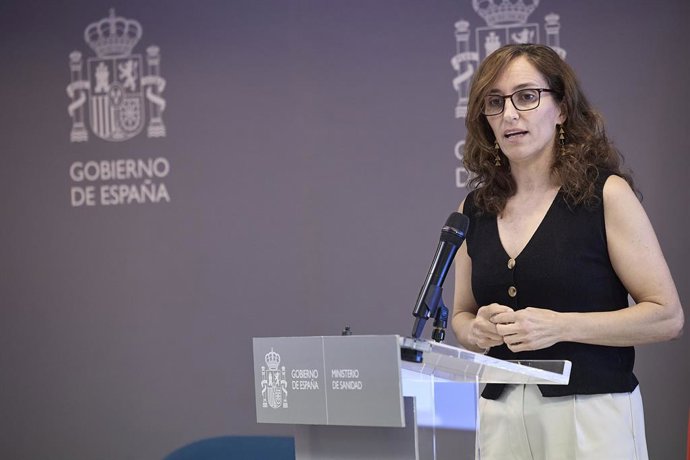 A Ministra da Saúde, Mónica García, durante uma coletiva de imprensa após presidir, telematicamente, a reunião do Conselho Interterritorial do Sistema Nacional de Saúde (CISNS), em 18 de setembro de 2025, em Madri (Espanha). Durante a coletiva de imprensa