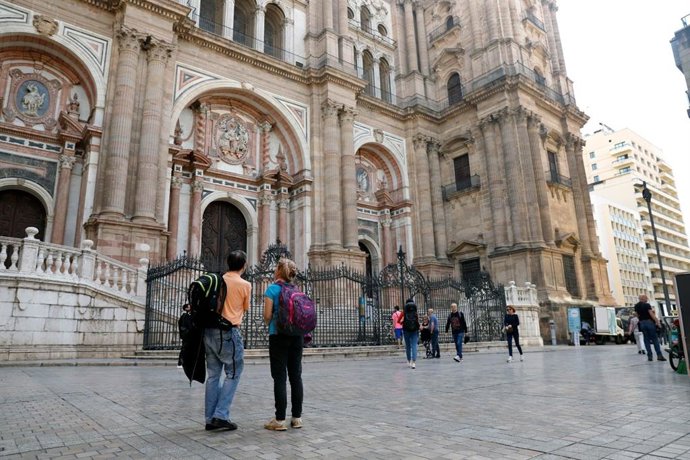 Archivo - Imagen de archivo de turistas junto a la Catedral de Málaga.