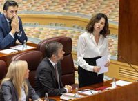 Ayuso pide a izquierda "dejar en paz" al Rey y PSOE le reprocha sus "delirios de grandeza" al creer que "reina ella"