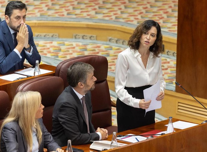 La presidenta de la Comunidad de Madrid, Isabel Díaz Ayuso (i), interviene durante un pleno en la Asamblea de Madrid, a 2 de octubre de 2025, en Madrid (España).
