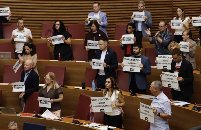 Diputados de Compromís en el pleno de Les Corts