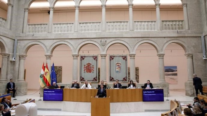 El pesidente del Gobierno riojano, Gonzalo Capellán, en el pleno del Parlamento de La Rioja