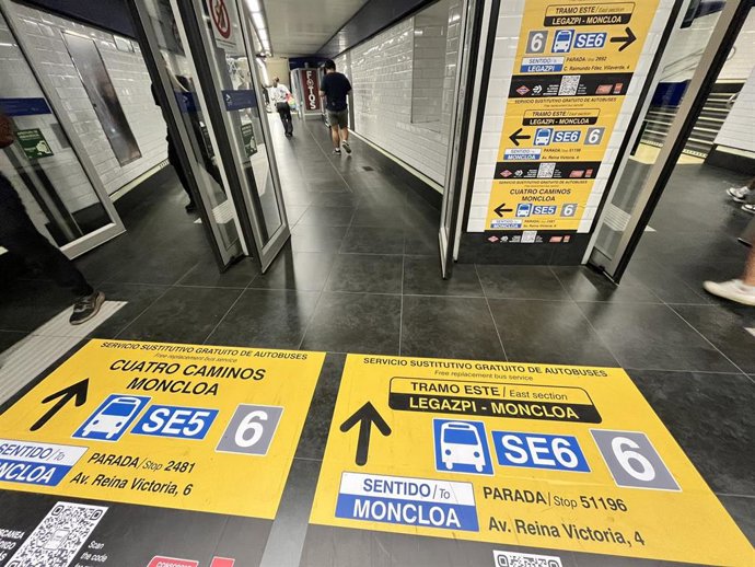 La estación de Metro de Cuatro Caminos, repleta de señalización por las obras de la Línea 6.