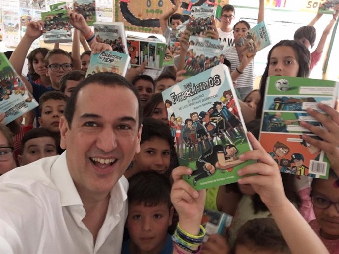 Roberto Santiago con sus lectores