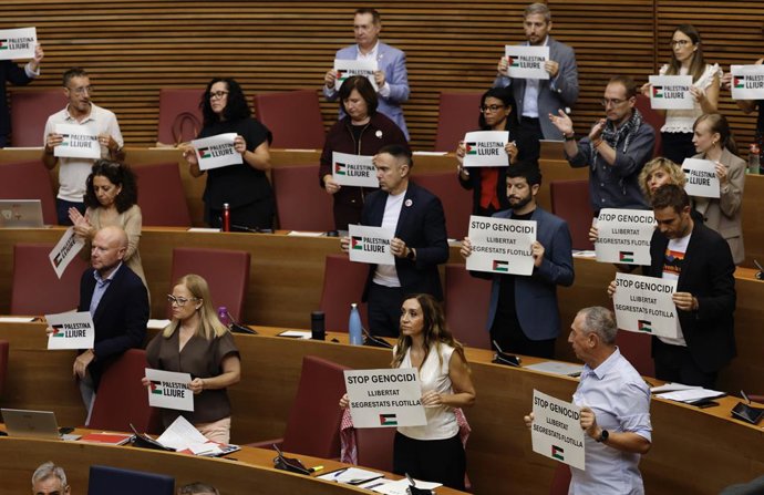 Diputats de Compromís en el ple dels Corts