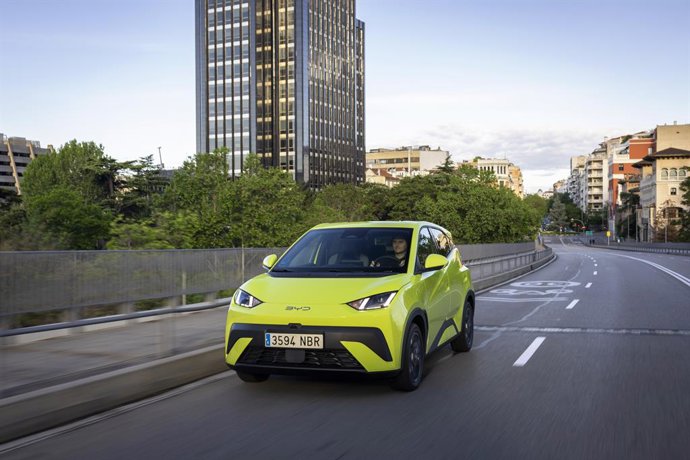 Archivo - BYD se mantiene líder en matriculaciones de vehículos enchufables en 2025 y es 'top 10' en particulares.