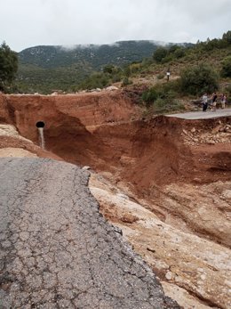 Archivo - La intensa lluvia corta la carretera A-1227 en dos tramos, a la altura de Yaso, en Bierge (Huesca)