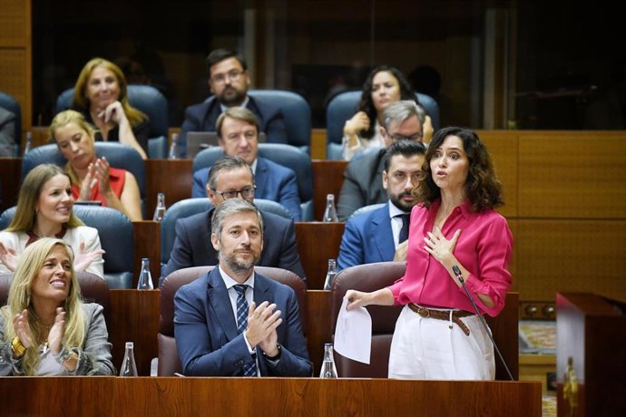La presidenta de la Comunidad de Madrid, Isabel Díaz Ayuso, interviene durante un pleno en la Asamblea de Madrid, a 18 de septiembre de 2025, en Madrid (España).