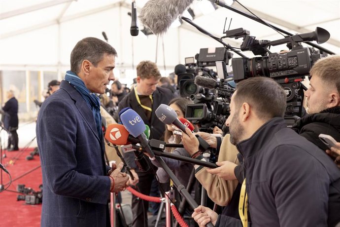 El presidente del Gobierno, Pedro Sánchez, atiende a los medios a su llegada a la Reunión informal de Jefes de Estado y de Gobierno de la Unión Europea, en Copenhague (Dinamarca).