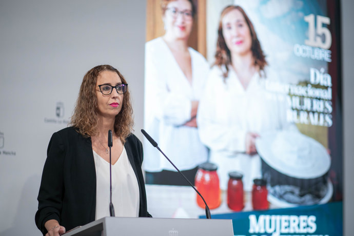 La consejera de Igualdad, Sara Simón, en rueda de prensa en el Palacio de Fuensalida.