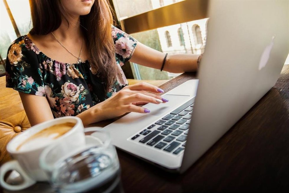 Archivo - Una mujer con un ordenador portátil.
